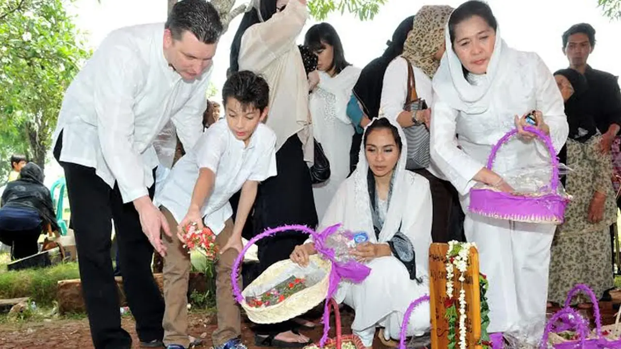 Suasana pemakaman ibu Maudy Koesnaedi