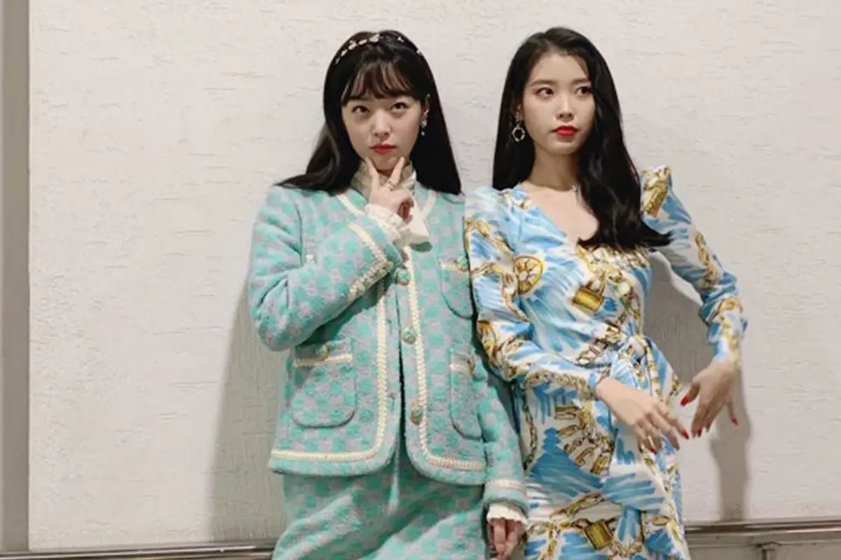 FOTO: Potret Persahabatan IU dan Almarhum Sulli yang Kompak Abis