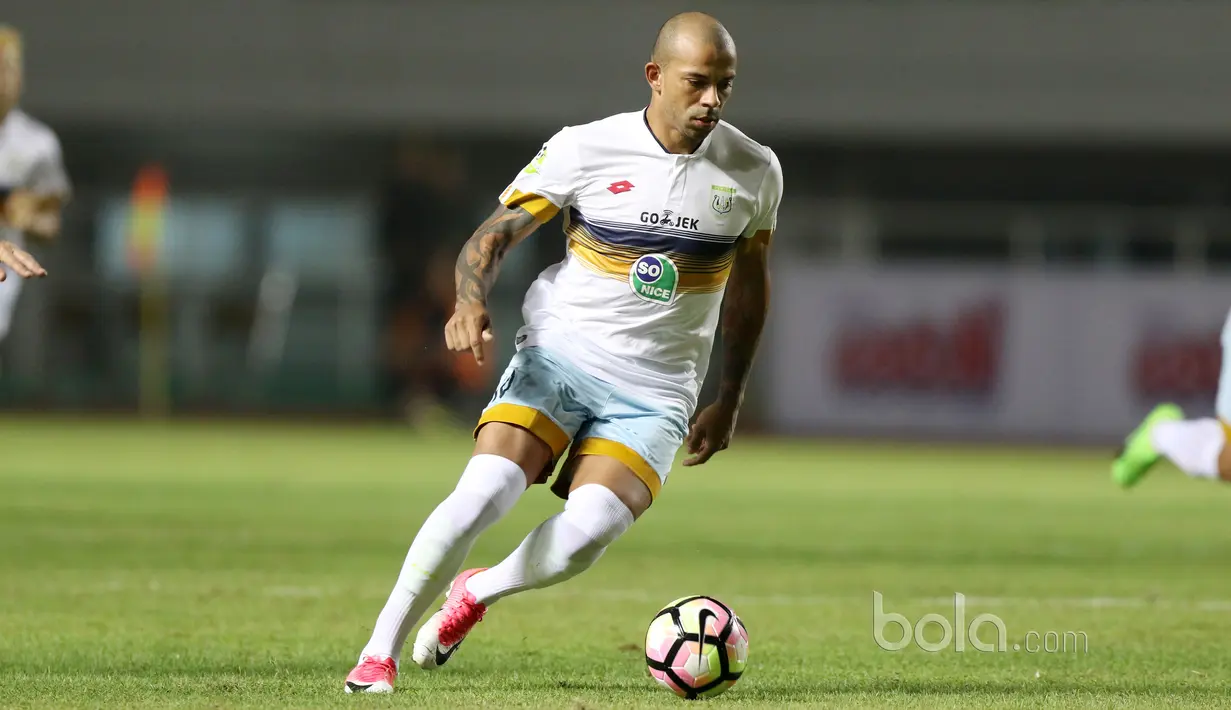 Pemain Persela Lamongan, Ivan Carlos Franca Coelho berada pada peringkat keempat klasemen sementara top scorer Liga 1 2017, Ivan mengoleksi tujuh gol atau sama dengan Lerby dan Reinaldo. (Bola.com/NIcklas Hanoatubun)