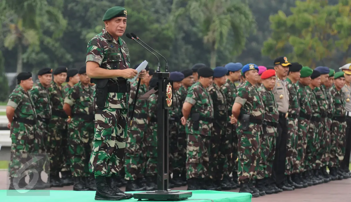 Pangkostrad, Letjen TNI Edy Rahmayadi memberi arahan saat apel Komando Gabungan Operasi Pengamanan VVIP dan KTT IORA 2017 di Mabes TNI Jakarta, Selasa (28/2). 12.000 personel gabungan disiagakan dalam operasi tersebut. (Liputan6.com/Helmi Fithriansyah)