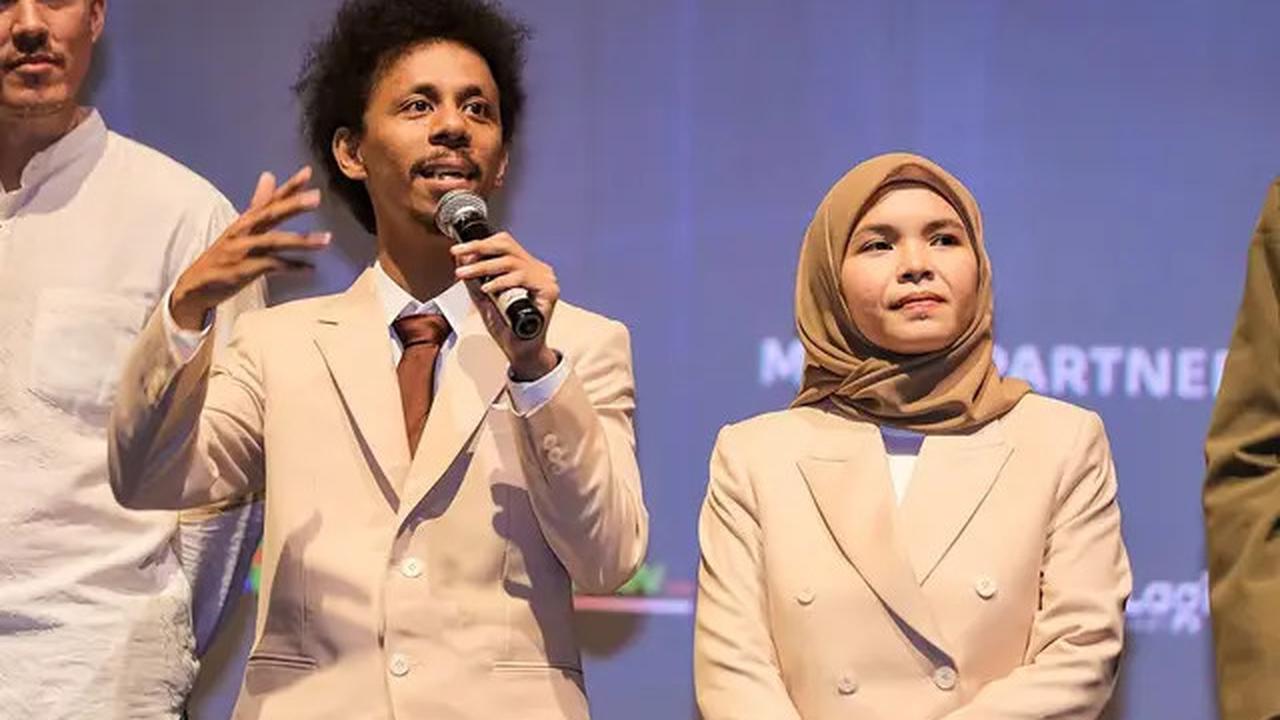 6 Potret Raim Laode dan Istri, Film Komang Sukses Tembus 2 Juta Penonton