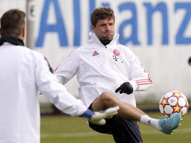 Penyerang Bayern Munchen Thomas Muller menendang bola saat sesi latihan sebelum leg kedua babak 16 besar Liga Champions di Munich, Senin (7/3/2022). Bayern Munchen akan menjalani laga leg kedua melawan RB Salzburg di Allianz Arena pada Rabu (9/3) dini hari WIB. (AP Photo/Matthias Schrader)