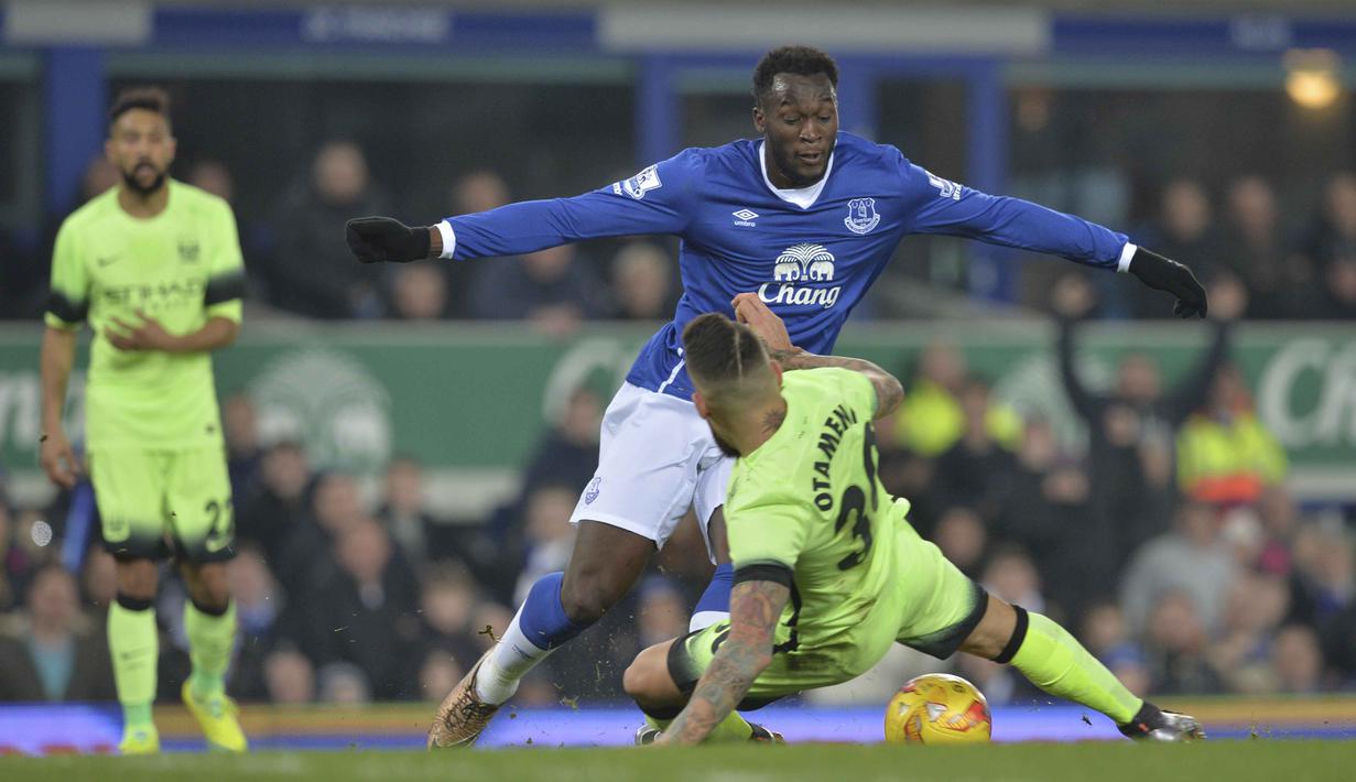 Pemain Everton, Romelu Lukaku mencoba melewati pemain Manchester City Nicolas Otomendi pada leg pertama semi-final Piala Liga Inggris di Stadion Goodison Park, Liverpool, Rabu (6/01/2016). (AFP Photo/Paul Ellis)