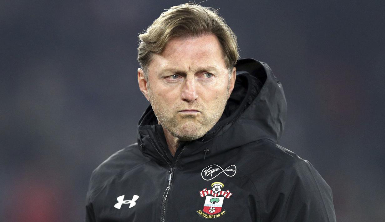 Pelatih Southampton, Ralph Hasenhuttl, saat melawan West Ham United pada laga Premier League di Stadion St Mary, Kamis (27/12). West Ham United menang 2-1 atas Southampton. (AP/Andrew Matthews)