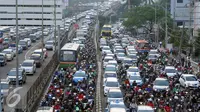 Kondisi kepadatan lalu lintas di Jalan Gatot Subroto, Jakarta, Jumat (1/7/2016). Seiring berakhirnya jam kerja, sejumlah pemudik terlihat mulai meninggalkan kota Jakarta menuju kampung halaman. (Liputan6.com/Helmi Fithriansyah)