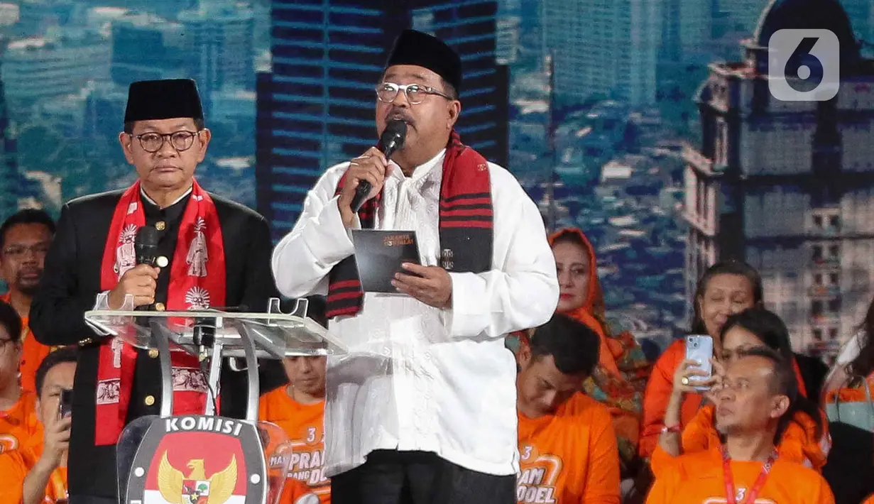 Calon gubernur dan calon wakil gubernur nomor urut 3, Pramono Anung-Rano Karno saat menyampaikan pandangan debat ketiga Pemilihan Kepala Daerah Jakarta 2024 di Golden Ballroom Hotel Sultan Jakarta, Minggu (17/11/2024). (Liputan6.com/Herman Zakharia)