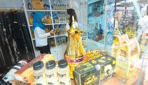 Pengunjung melihat produk UMKM dari Rumah Kreatif BUMN (RKB) binaan BNI saat Launching Halal Park di Senayan Jakarta, Selasa (16/4). Halal Park yang akan bertransformasi menjadi Halal Distrik didesain menjadi ekosistem bagi pelaku industri gaya hidup halal di Tanah Air. (Liputan6.com/Angga Yuniar)