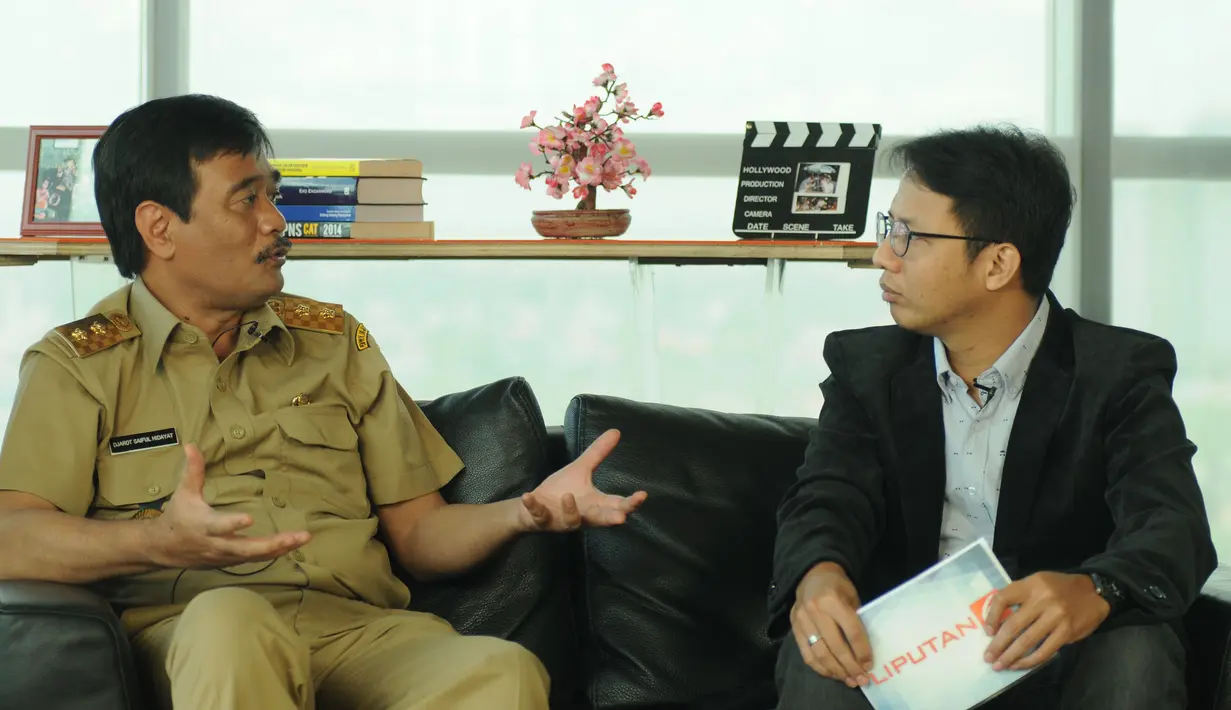 Wakil Gubernur DKI Jakarta, Djarot Saiful Hidayat (kiri) saat melakukan sesi wawancara khusus di ruang redaksi Liputan6.com, Jakarta, (17/3/2015). Kedatangan Djarot untuk berdiskusi tentang beragam permasalahan ibukota. (Liputan6.com/Helmi Fithriansyah)