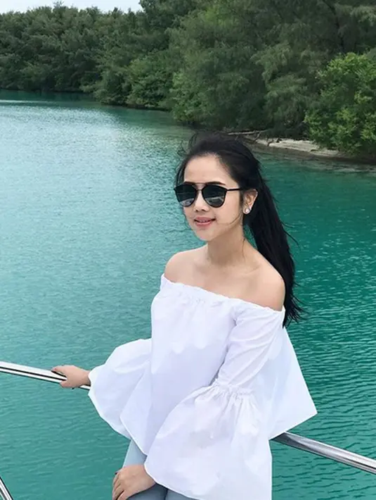 Selain ke luar negeri, Tistha juga senang berwisata air di dalam kota Jakarta, Tistha mengunjungi Pulau H. Dengan mengenakan  blouse berkerah Sabrina, Tistha begitu cantik dengan rambut ekor kuda dan kaca mata hitamnya. (Instagram/tisthanurma)