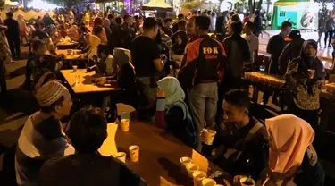 Memperingati hari kopi internasional, ribuan warga Bondowoso menggelar acara ngopi bareng. Sebanyak 17.000 gelas kopi disediakan gratis.