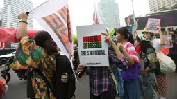 Menggunakan kostum unik sebagai simbol perlawanan terhadap krisis iklim, sejumlah aktivis lingkungan berunjuk rasa dengan berjalan kaki di sekitar Bundaran Hotel Indonesia, Jakarta, Jumat (19/9/2025). (Kapanlagi.com/ Budy Santoso)
