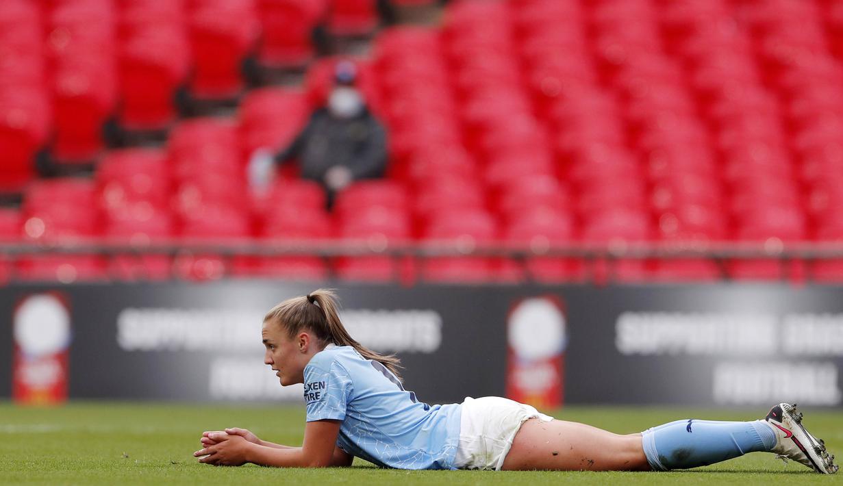 Pemain Manchester City, Georgia Stanway, tampak kecewa usai ditaklukkan Chelsea pada laga FA Women's Community Shield di Stadion Wembley, Sabtu (29/8/2020). Chelsea menang 2-0 atas Manchester City. (Andrew Couldridge/Pool via AP)