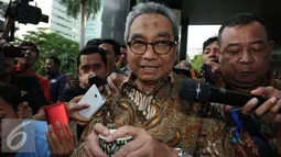 Sekjen Kemen PURP, Taufik Widjoyono usai menjalani pemeriksaan KPK, Jakarta, Jumat, (9/12). Taufik enggan menanggapi pertanyaan wartawan dan berlalu ke mobil yang menjemputnya. (Liputan6.com/Helmi Afandi)