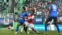 Gelandang Arema FC, Hendro Siswanto berdeuel melawan pemain Persipura Ronaldo Meosido di Stadion Gajayana, Malang, Kamis (4/7/2019). (Bola.com/Iwan Setiawan)