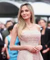 Aktris pemenang Academy Award dan Ibu Baptis Trophée Chopard 2025 Angelina Jolie berjalan di karpet merah dengan kalung yang menampilkan berlian kuning berbentuk buah pir 10 karat dan berlian kuning berpotongan radiant (33,96 cts) dan putih (20,61 cts), bersama dengan sepasang anting-anting yang dipasang dengan berlian kuning berbentuk buah pir (13,14 cts) dan putih (1,40 cts) serta berlian kuning berpotongan radiant (3,13 cts) dan putih (2,81 cts). Kedua perhiasan dari Koleksi Haute Joaillerie dibuat dari emas putih dan kuning 18 karat yang etis. Ia melengkapi penampilannya dengan cincin dari emas putih 18 karat yang etis yang dihiasi dengan berlian putih berbentuk buah pir 6,51 karat, juga dari Koleksi Haute Joaillerie.
Aktris Prancis dan peraih Trophée Chopard 2025 Marie Colomb mengenakan sepasang anting yang menampilkan berlian kuning berbentuk buah pir dengan total 15,23 karat dan berlian putih cemerlang yang dipasangkan pada emas putih dan kuning 18 karat, serta sebuah cincin emas putih dan kuning 18 karat yang dipasangkan dengan berlian kuning intens mewah 7,74 karat yang disandingkan dengan dua berlian putih dan diaspal dengan berlian cemerlang, keduanya merupakan perhiasan dari koleksi Haute Joaillerie. [Chopard]
