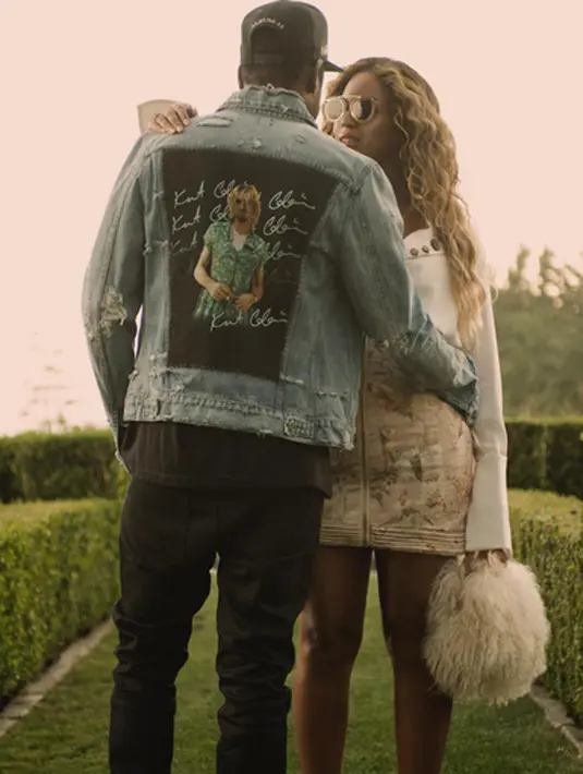 Rasa penasaran muncul ketika wajah bayi kembar itu tak juga muncul di publik. Setelah itu, mereka juga penasaran dengan makna di balik nama si kembar. Pasalnya, Rumi adalah salah satu nama sastrawan terkenal. (Instagram/beyonce)