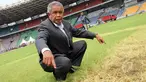 Ketua umum PSSI Djohar Arifin Husin melakukan pengecekan lapangan di Gelora Bung Karno, Jakarta (26/3/2015). Peninjauan dilakukan sebagai persiapan menjelang Kualifikasi grup H Piala Asia 2016. (Liputan6.com/Helmi Afandi)