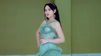 Video musik &ldquo;Sadar Posisi&rdquo; dari Happy Asmara mengudara di kanal YouTube sejak 6 Juli 2023. Lagu ini membuka tiga besar daftar trending kategori musik. (Foto: Dok. Instagram @happy_asmara77)