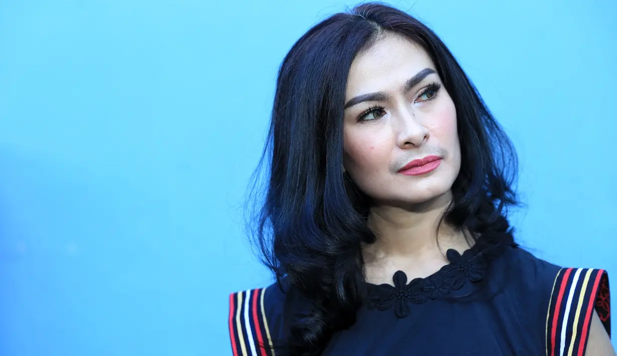 Apa yang membuat Iis Dahlia bisa eksis hingga sekarang ini. 30 tahun penyanyi dangdut 45 tahun itu bisa terus eksis hingga sekarang. Menandai 30 tahun berkarier, ia meluncurkan album kompilasi. (Adrian Putra/Bintang.com)