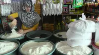 Pedagang tengah menata dagangannya di salah satu pasar di Jakarta, Selasa (3/5). Badan Pusat Statistik (BPS) mengatakan harga bahan kebutuhan pokok relatif terkendali seperti beras dan daging ayam. (Liputan6.com/Angga Yuniar)