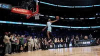 Derrick Jones Jr beraksi pada kontes slam dunk pada rentetan cara NBA All-Star 2020. (AFP/Jonathan Daniel)