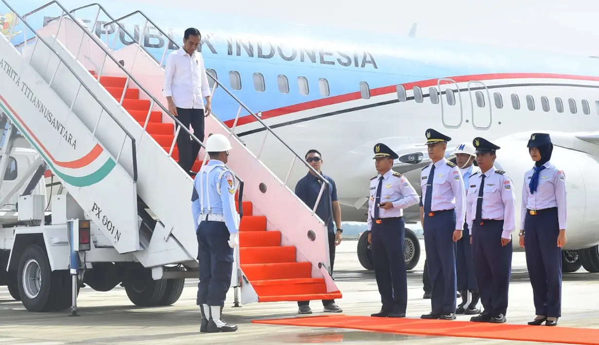 Presiden Jokowi menuruni tangga pesawat Kepresidenan saat tiba di Bandara Internasional Jawa Barat (BIJB) Kertajati, Majalengka, Kamis (24/5). Pesawat kepresidenan resmi menjadi pesawat pertama yang mendarat bandara tersebut. (Liputan6.com/Pool/Setpres)