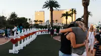 Deretan nisan yang disiapkan untuk menghormati korban tewas penembakan massal yang terjadi dekat Kasino Mandalay Bay di Las Vegas, Jumat (6/10). Sebanyak 58 nisan kayu berbentuk salib itu ditambahkan ornamen hati berwarna merah. (AP/Gregory Bull)