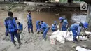 Pekerja Sudin Sumber Daya Air Jakpus menyelesaikan penutupan lubang rembesan di Tanggul Kanal Banjir Barat, Latuharhari, Minggu (5/1/2020). Penutupan untuk mengantisipasi tanggul jebol setelah diketahui terdapat rembesan di sejumlah titik akibat debit air KBB meningkat. (merdeka.com/Iqbal Nugroho)