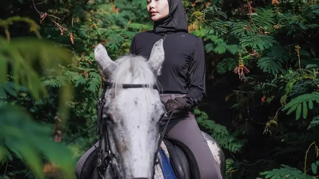 Berhijab, Ini 6 Gaya Sporty Dara Arafah dari Berkuda Hingga Menembak