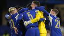 Para pemain Chelsea memeluk kiper Djordje Petrovic setelah berhasil memblok eksekusi penalti gelandang Newcastle United, Matt Ritchie saat adu tendangan penalti yang memastikan Chelsea menang 4-2 (1-1) pada laga perempatfinal Carabao Cup 2023/2024 di Stamford Bridge, London, Rabu (20/12/2023) dini hari WIB. (AP Photo/Kirsty Wigglesworth)