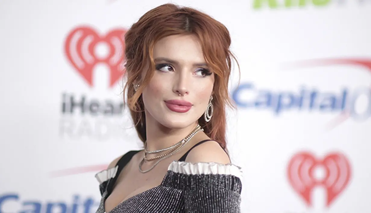 Ada yang berbeda saat Bella Throne menghadiri acara red carpet Jingle Ball di Los Angeles tanggal 1 Desember kemarin. Ya, bibir Bella terlihat seperti Kylie Jenner. (Rex/Shutterstock/HollywoodLife)