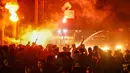 Aksi unjuk rasa penolakan revisi UU TNI di depan gedung DPR RI berlangsung hingga malam hari. (AZWAR IPANK/AFP)
