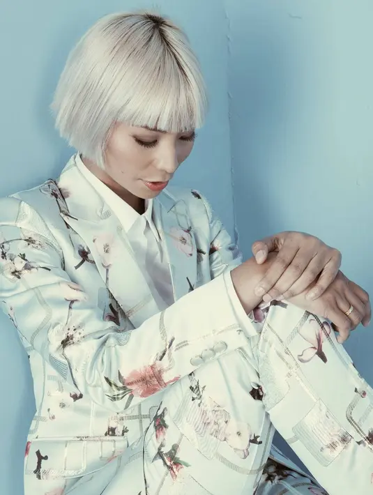 Selain itu, Shareefa juga pernah memakai warna putih untuk rambutnya. Potongan rambutnya yang super pendek dan berponi itu membuat penampilan Shareefa semakin terlihat chic.  (Instagram/shareefadaanish)