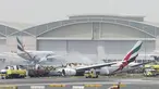 Petugas pemadam kebakaran menyemprotkan air ke pesawat Emirates Airline yang hangus terbakar di Bandara Internasional Dubai, UEA, Rabu (3/8).Kecelakaan ini saat pesawat mencoba mendarat. (Reuters)