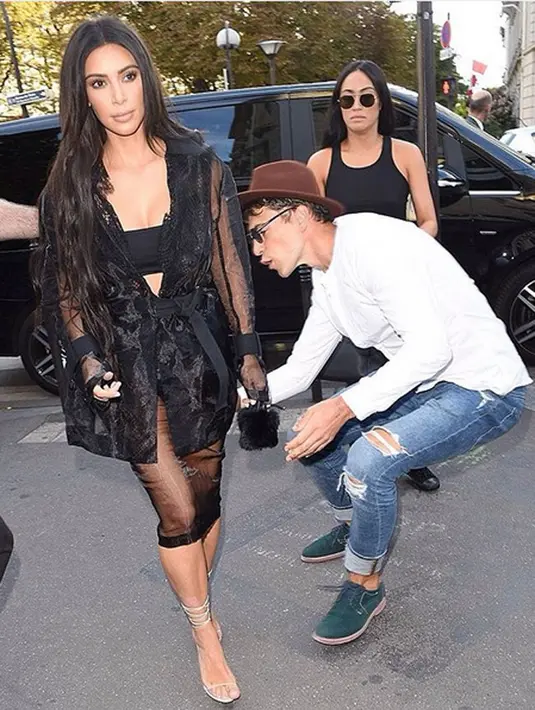 Awal mulanya, ia hanya duduk-duduk dekat para Paparazzi yang sedang mengintai Kim Kardashian yang baru turun dari mobil warna hitam. Ia dengan spontan berlari ke arah Kim dan hendak mencium bokong Kim. (Instagram)