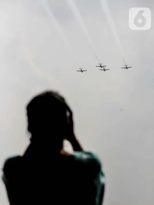 Parade dan atraksi pesawat dalam gladi bersih HUT ke-74 TNI di Lanud Halim Perdanakusuma, Jakarta, Kamis (3/10/2019). Pesawat udara yang dikerahkan dalam rangka HUT ke-74 TNI berjumlah 157 unit. (Liputan6.com/Faizal Fanani)