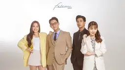 Dalam poster Business Proposal, Ariel Tatum tampil dengan gaun perak berpayet yang menambah kesan glamor. Rambutnya yang lurus dengan poni lembut membingkai wajah cantiknya dengan sempurna. Senyumnya yang hangat semakin memperkuat daya tarik visual karakter Shin Ha-ri. (Liputan6.com/IG/@falconpictures_)