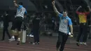 Pelatih Bhayangkara FC, Simon McMenemy, merayakan kemenangan atas Bali United pada laga Liga 1 Indonesia di Stadion Patriot, Bekasi, Jumat (29/9/2017). Bhayangkara menang 3-2 atas Bali. (Bola.com/Vitalis Yogi Trisna)