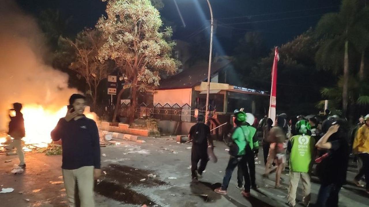 Terungkap! Detik-detik Kerusuhan Makassar: Kantor DPRD Dirusak, Puluhan Mobil Ludes Terbakar dalam Aksi Anarkis
