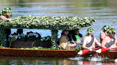 Ratu Maori, Nga Wai hono i te po Paki (tengah) bersama para prajurit Maori di sebuah sampan waka ke arah Taupiri Maunga dalam upacara pemakaman Raja Maori Selandia Baru, Tuheitia Pootatau Te Wherowhero VII, di Ngaruawahia pada tanggal 5 September 2024. (DJ MILLS/AFP)