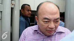 Kasubdit Perdata MA, Andri Tristianto Sutrisna meninggalkan Rutan KPK dan akan dipindahkan ke Lapas Sukamiskin, Jakarta, Kamis (8/9). Andri Tristianto Sutrisna divonis 9 tahun penjara dan denda Rp 500 juta subsider enam bulan. (Liputan6.com/Helmi Afandi)