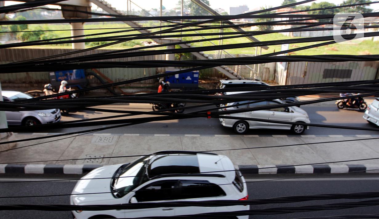 Yang terbaru di Jalan KS Tubun Slipi, Jakarta Barat seorang pengemudi ojek online meninggal dunia karena terjerat kabel menjuntai. (Liputan6.com/Johan Tallo)