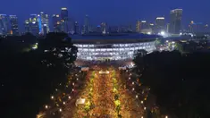 Suasana suporter Persija Jakarta, The Jakmania, saat memadati area Senayan, Jakarta, Minggu (9/12). Persija melakoni laga terakhir Liga 1 melawan Mitra Kukar. (Bola.com/Muhammad Husni)