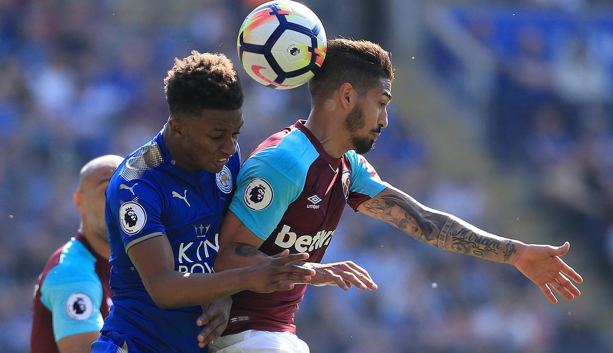 Duel pemain Leicester City, Demarai Gray (kiri) dan pemain West Ham United, Manuel Lanzini pada lanjutan Premier League di King Power Stadium, Leicester, (5/5/2018).  West Ham menang 2-0. (AFP/Lindsey Parnaby)