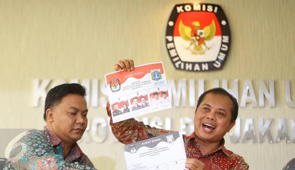 Ketua KPUD DKI Jakarta Sumarno menunjukkan surat suara pemilihan gubernur dan wakil gubernur DKI Jakarta, Rabu (11/1).  Tema debat pertama para pasangan Cagub dan Cawagub DKI yaitu Pembangunan Sosial Ekonomi untuk Jakarta (Liputan6.com/Immanuel Antonius)