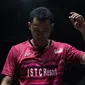 Tommy Sugiarto saat melawan Kento Momota pada perempat final tunggal putra Indonesia Open 2018 di Istora Senayan, Jakarta, (6/6/2018). Tommy kalah menang 21-11, 21-15. (Bola.com/Nick Hanoatubun)