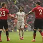 Bek Manchester United (MU) Luke Shaw dan Victor Lindelof (kanan) sukses menghentikan bintang Liverpool Mohamed Salah pada laga Liga Inggris di Old Trafford, Minggu (24/2/2019). (AFP/Oli Scarff)