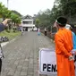 Gubernur Ganjar Pranowo menjenguk pasien Covid-19 klaster tarawih di Banyumas. (Liputan6.com/Humas Pemkab Banyumas)