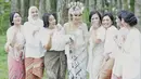 Selain ditemain mama dan  kedua kakaknya, di hari pernikahannya pun Syahnaz ditemani para sahabatnya. Tampak para Bridesmaid ini begitu cantik dan berbahagia mendampingi Syahnaz yang telah melepas masa lajangnya. (Instagram/cafeduchocolatcorp)