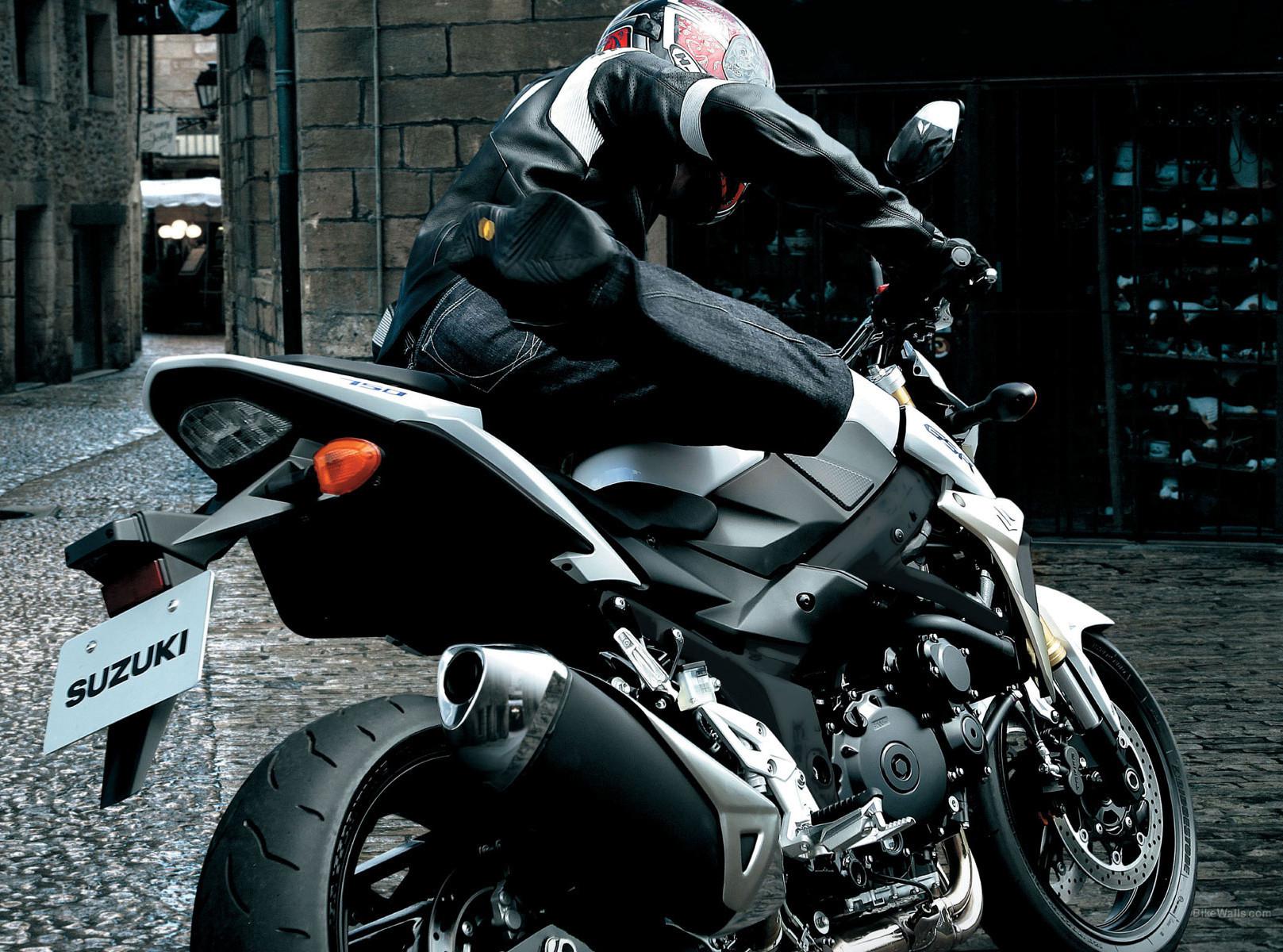 Suzuki GSR 750 2013 - Rear side